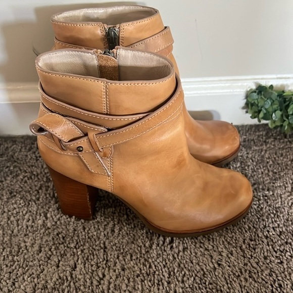 Tommy Bahama leather Liia Boots Size 7 - Picture 1 of 8
